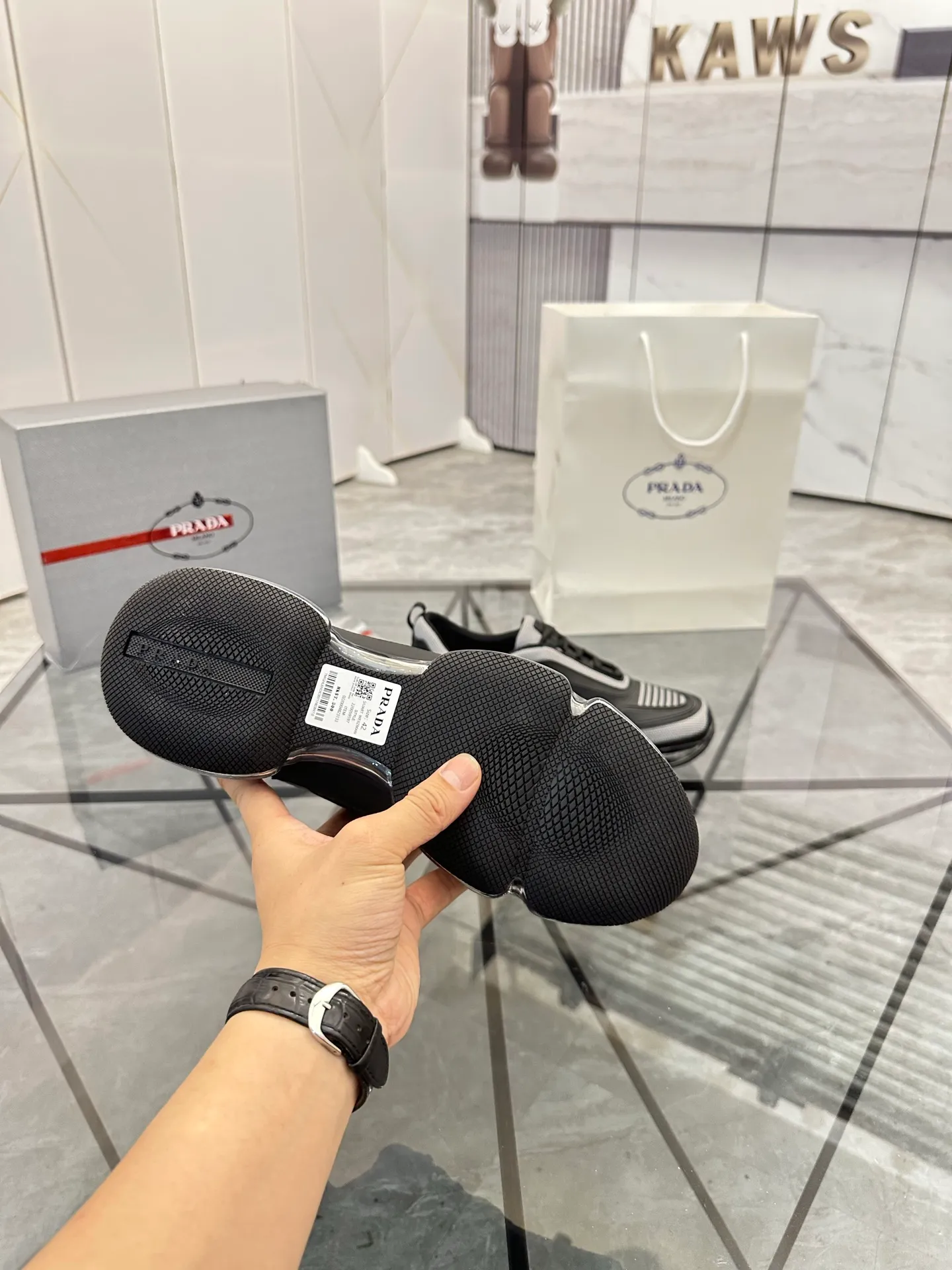 Men's shoes for sale 💰: 💰P660¥ High-end top quality Product trademark: Prada *"Prada*" low-top casual shoes Regular size: 38-45 (can be customized to 46) Product materials: Upper imported from the counter original material, breathable lining, cowhide foot pads, original air cushion outsole. No.: 001